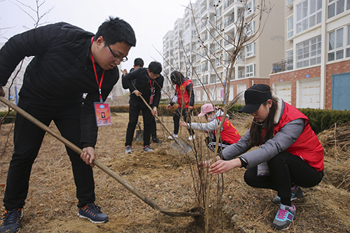 山东外事翻译职业学院学生走进社区开展植树节系列活动